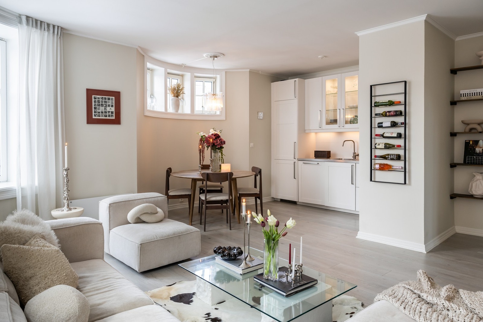 Stua og kjøkkenet er i åpen løsning og er svært romslig med ca. 35 kvm totalt. Galleribilde