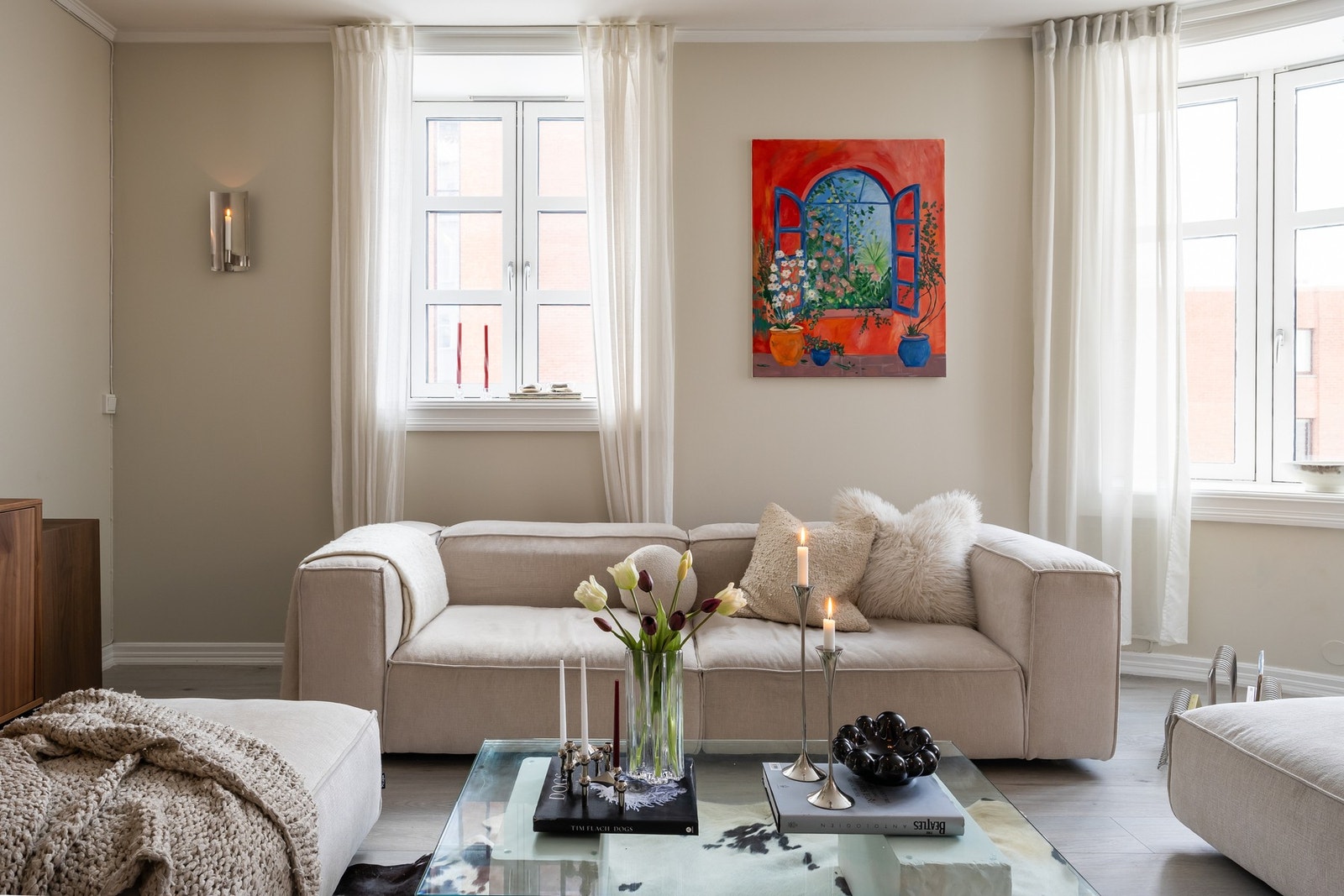 Ypperlig beliggenhet på det sørvestvendte hjørnet av bygget, og med Skansen, Hjertepromenaden og Midtbyen lett tilgjengelig. Galleribilde