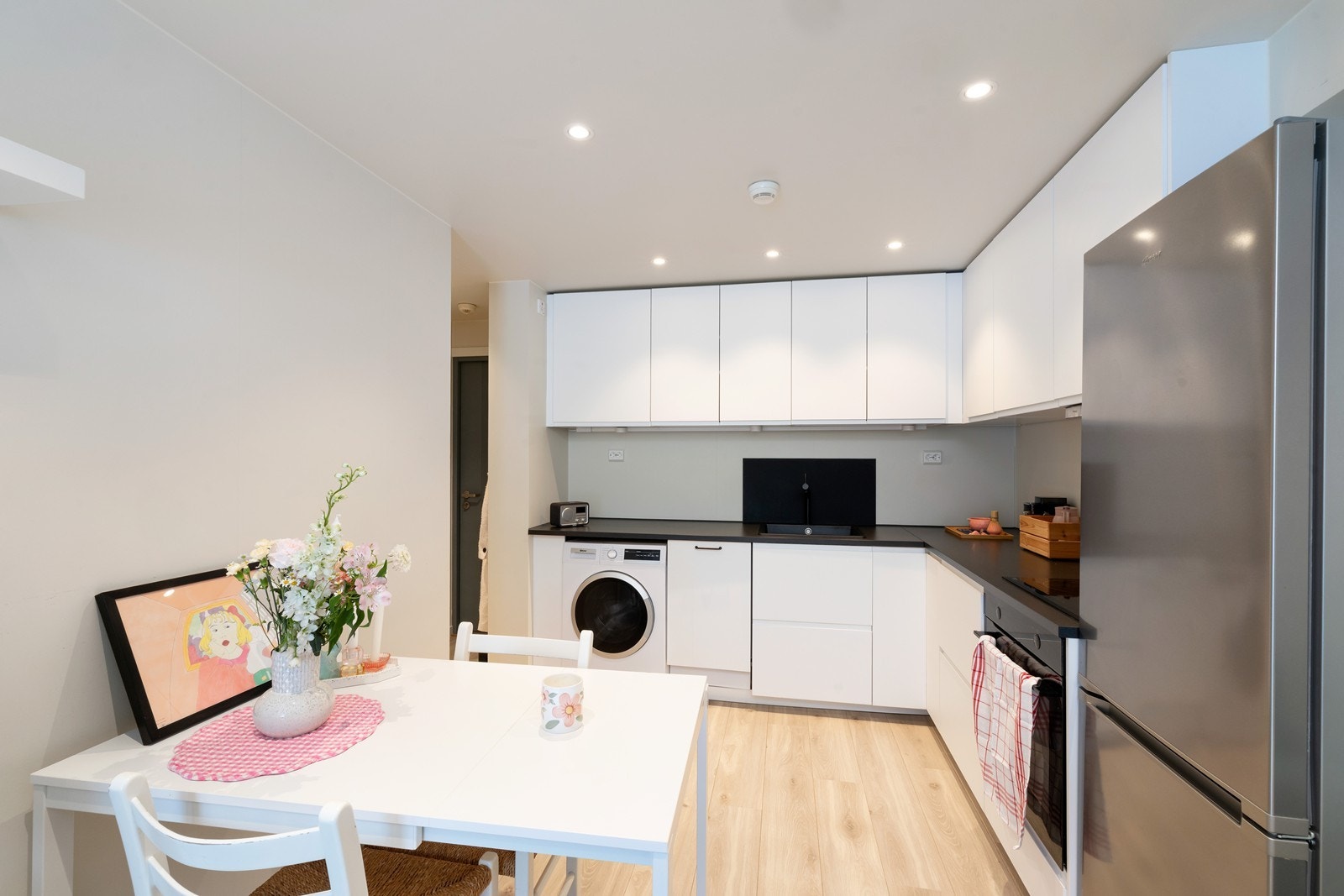 Plass til spisebord mellom kjøkken og stue. Galleribilde