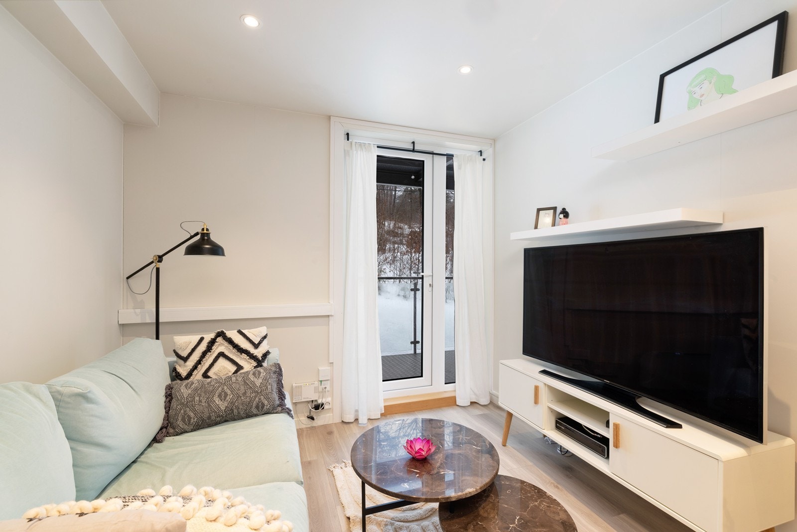 Leiligheten er pent oppusset og fremstår som lys og lekker. Galleribilde