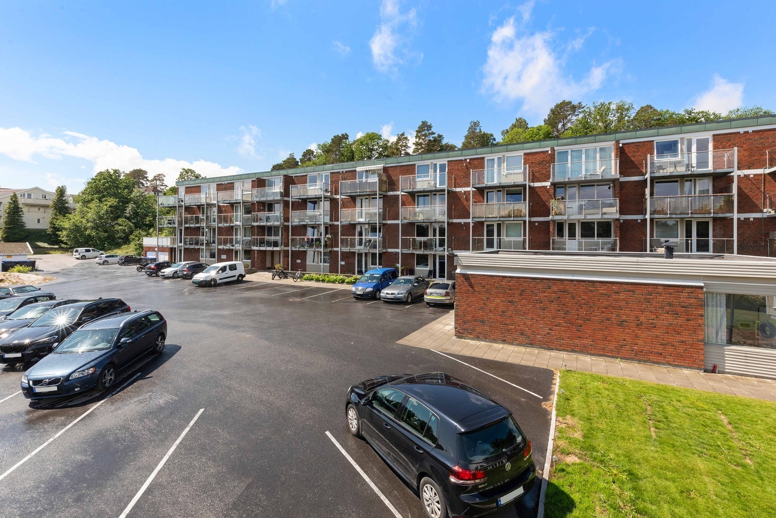 Det medfølger rett til parkering til leiligheten. Galleribilde