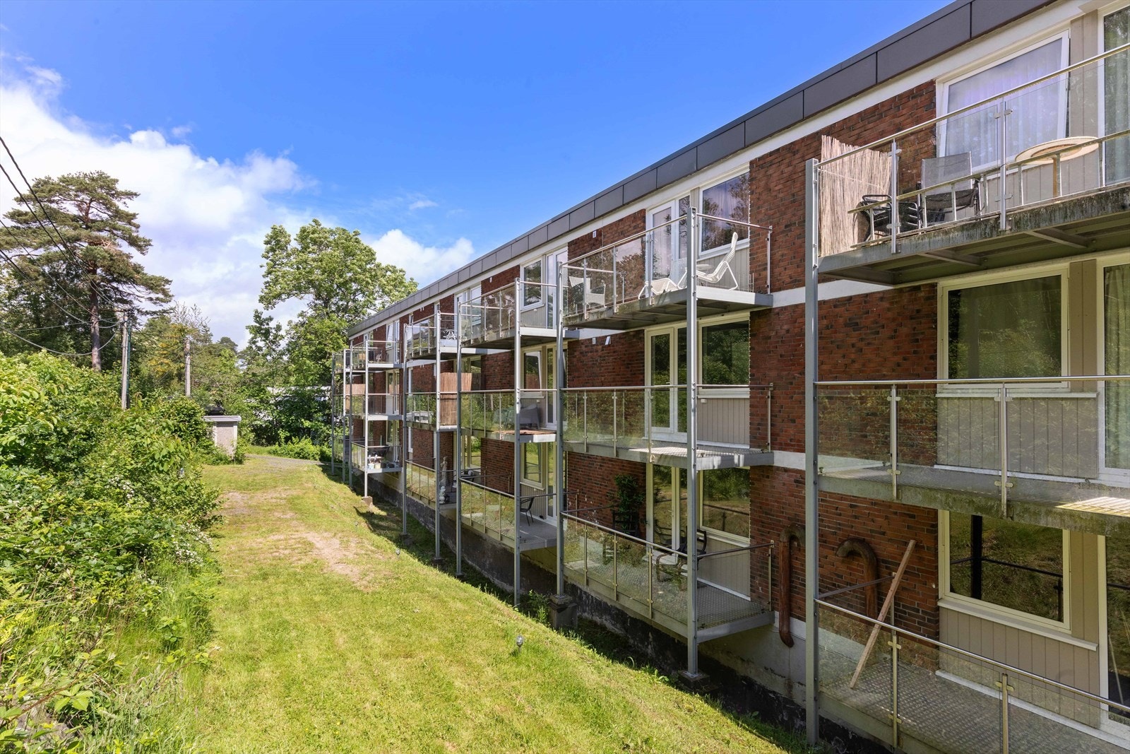 Balkongen vender ut mot Groose dammen med fin ettermiddagssol. Galleribilde