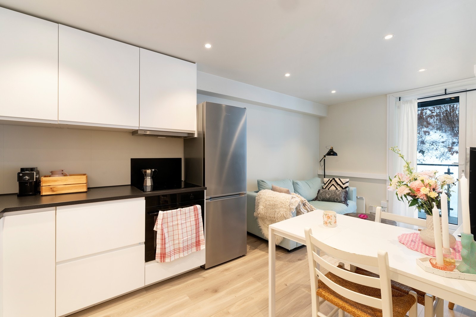 Stue har åpen kjøkkenløsning. Galleribilde