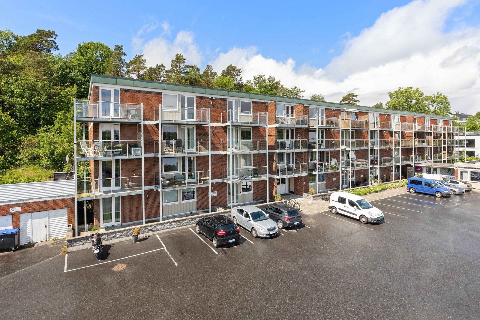 Leilighet i 3. etasje på baksiden av bygget med fin ettermiddagssol. Galleribilde