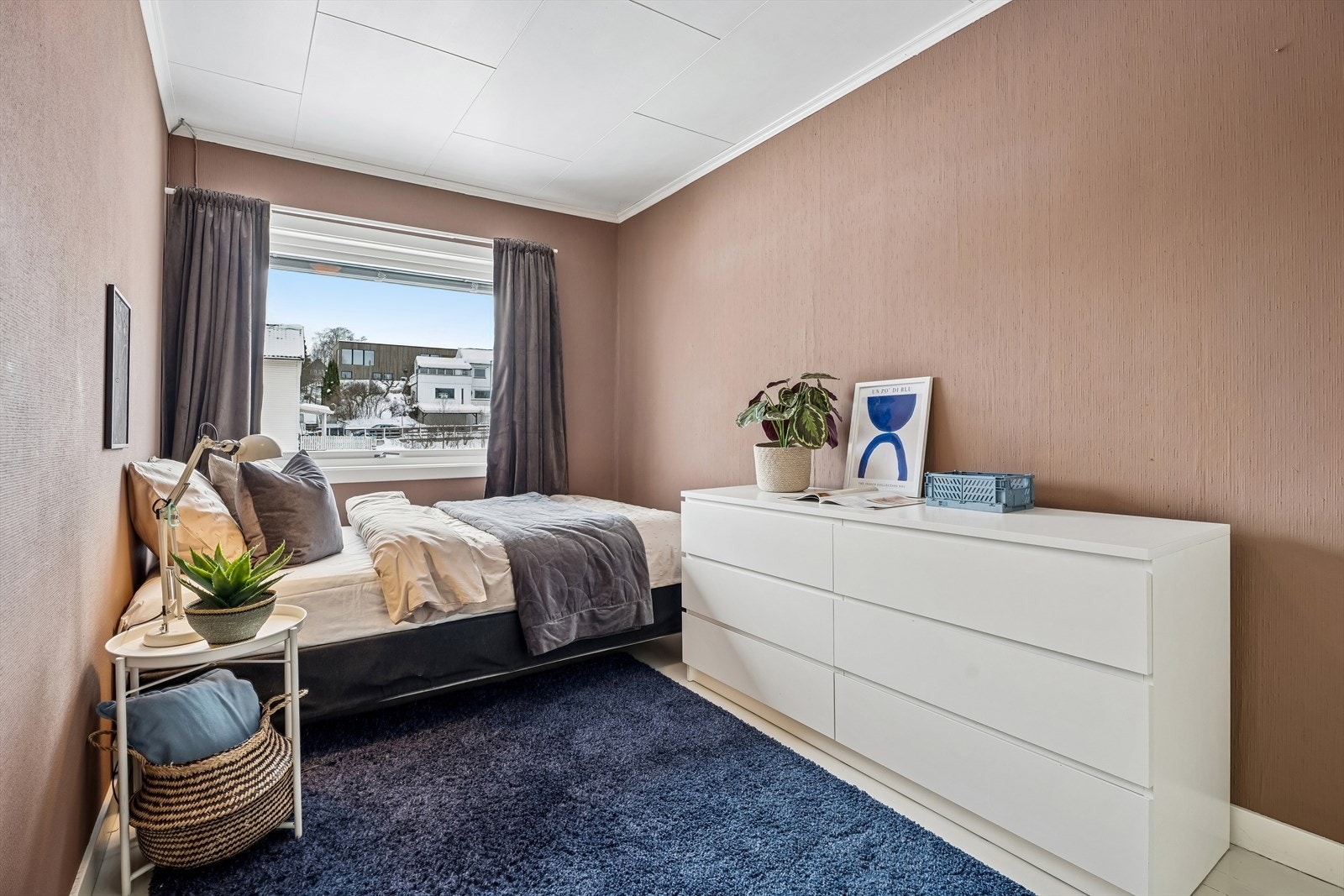 Rommet har malt strie på veggene og malt heltregulv. Galleribilde