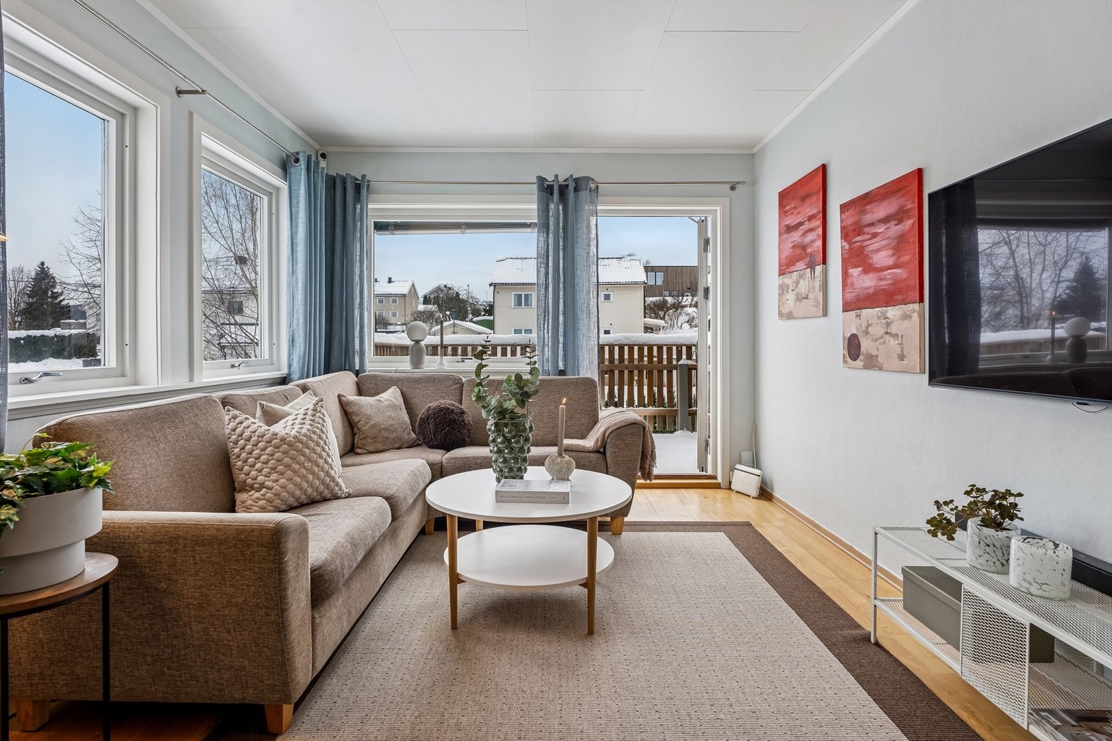 Fra stuen er det direkte utgang til en sørvestvendt terrasse på 8 m². Galleribilde