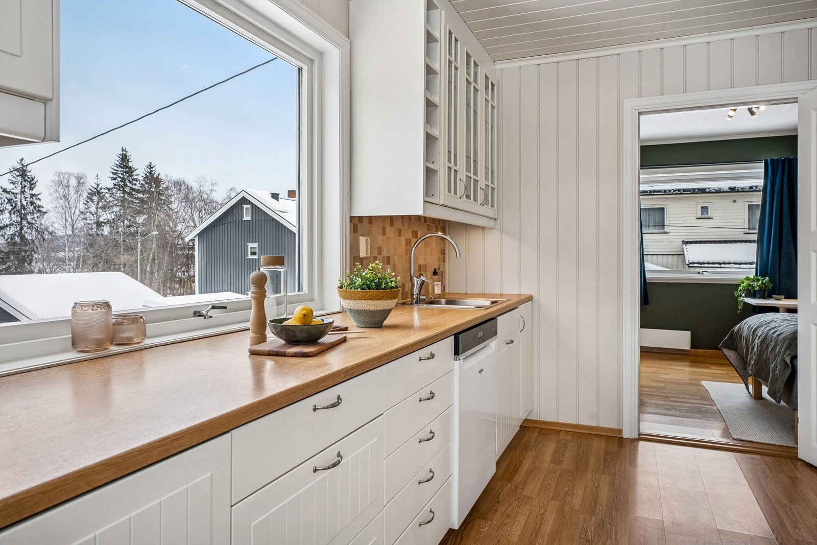 Nye rør-i-rør til kjøkkenet ble installert i 2021, og det er varmefolie i gulvet. Galleribilde