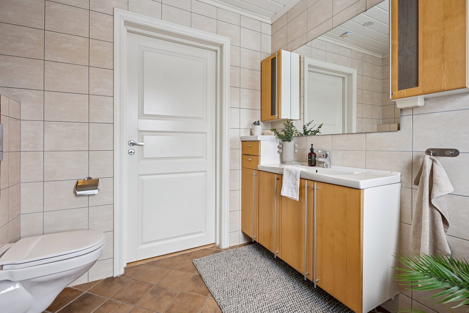 Badet ble oppgradert i 2008 og har flislagte overflater og vegghengt toalett. Galleribilde