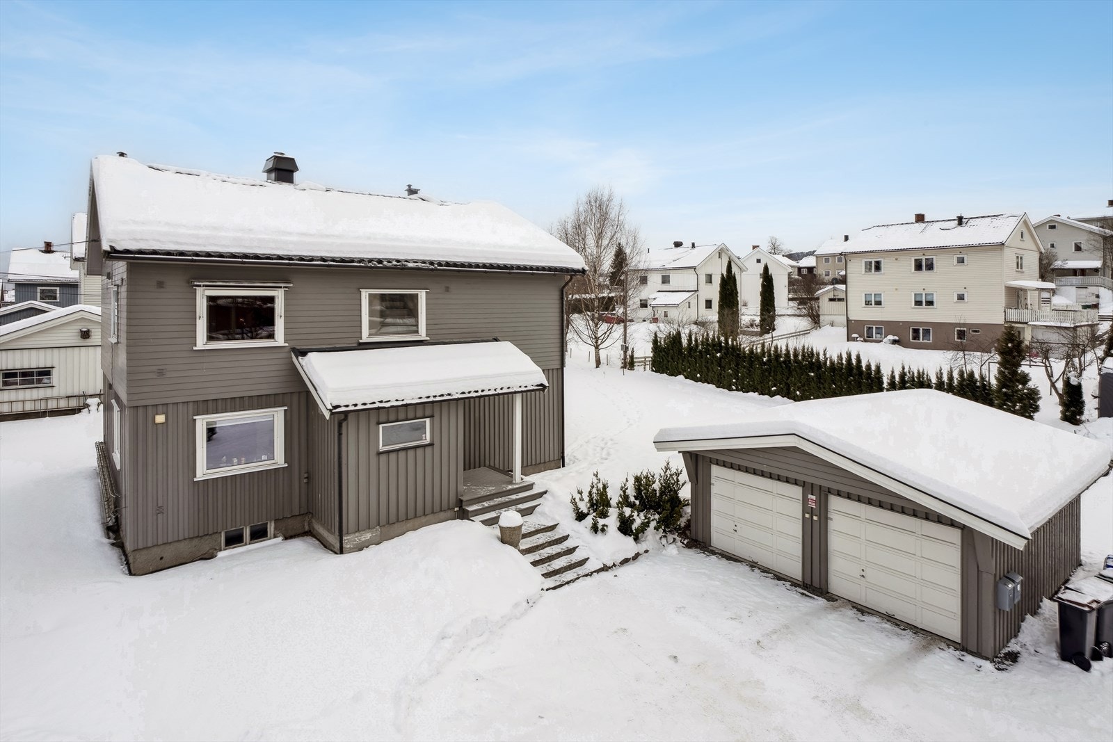 Eiendommen har en felles eiet tomt på 965,4 m² som er opparbeidet med plen og beplantning. Galleribilde