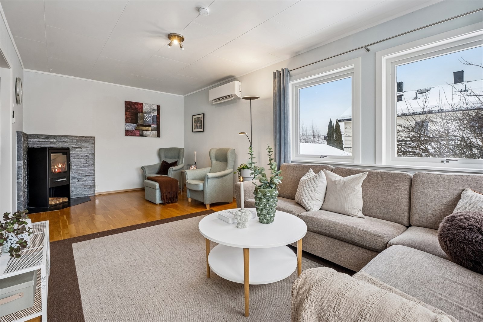 Stuen har en dekorativ og lite plasskrevende peisovn fra 2021, som gir en lun varme. Pipen fikk nytt stålrør samme år. Galleribilde