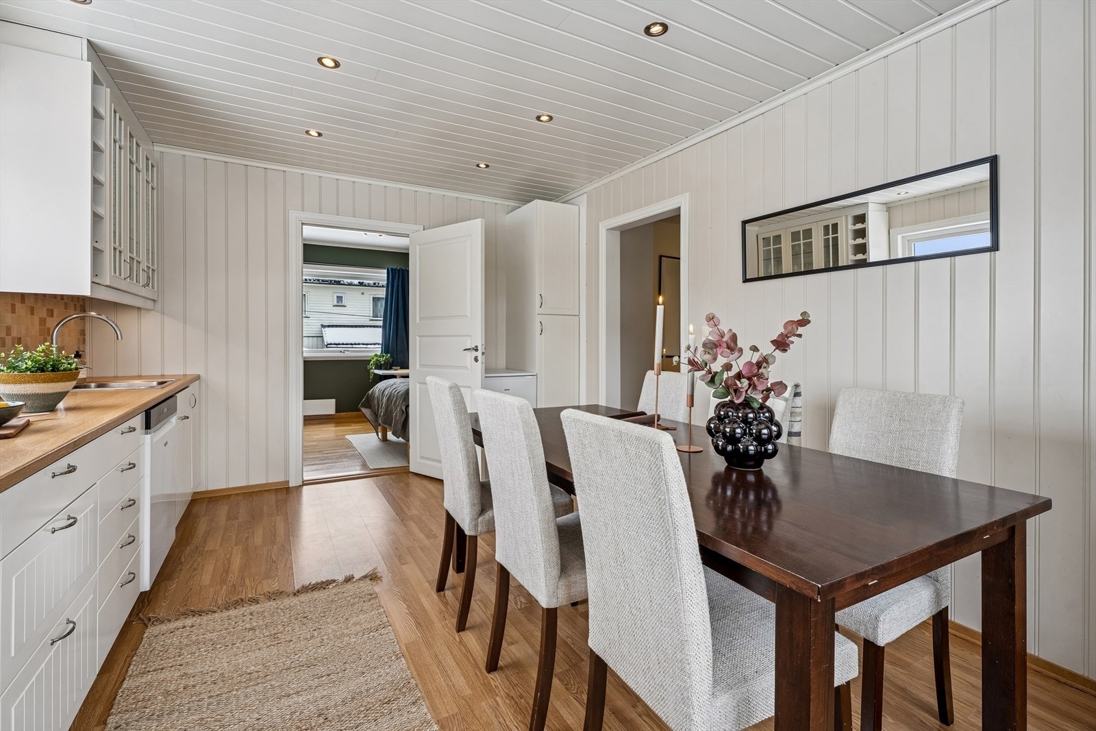 Flott spisekjøkken med god plass til både familie og venner rundt spisebordet. Galleribilde