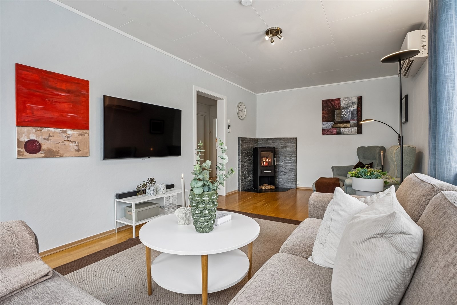 I 2023 ble rommet modernisert med ny tapet og nye lister. Galleribilde