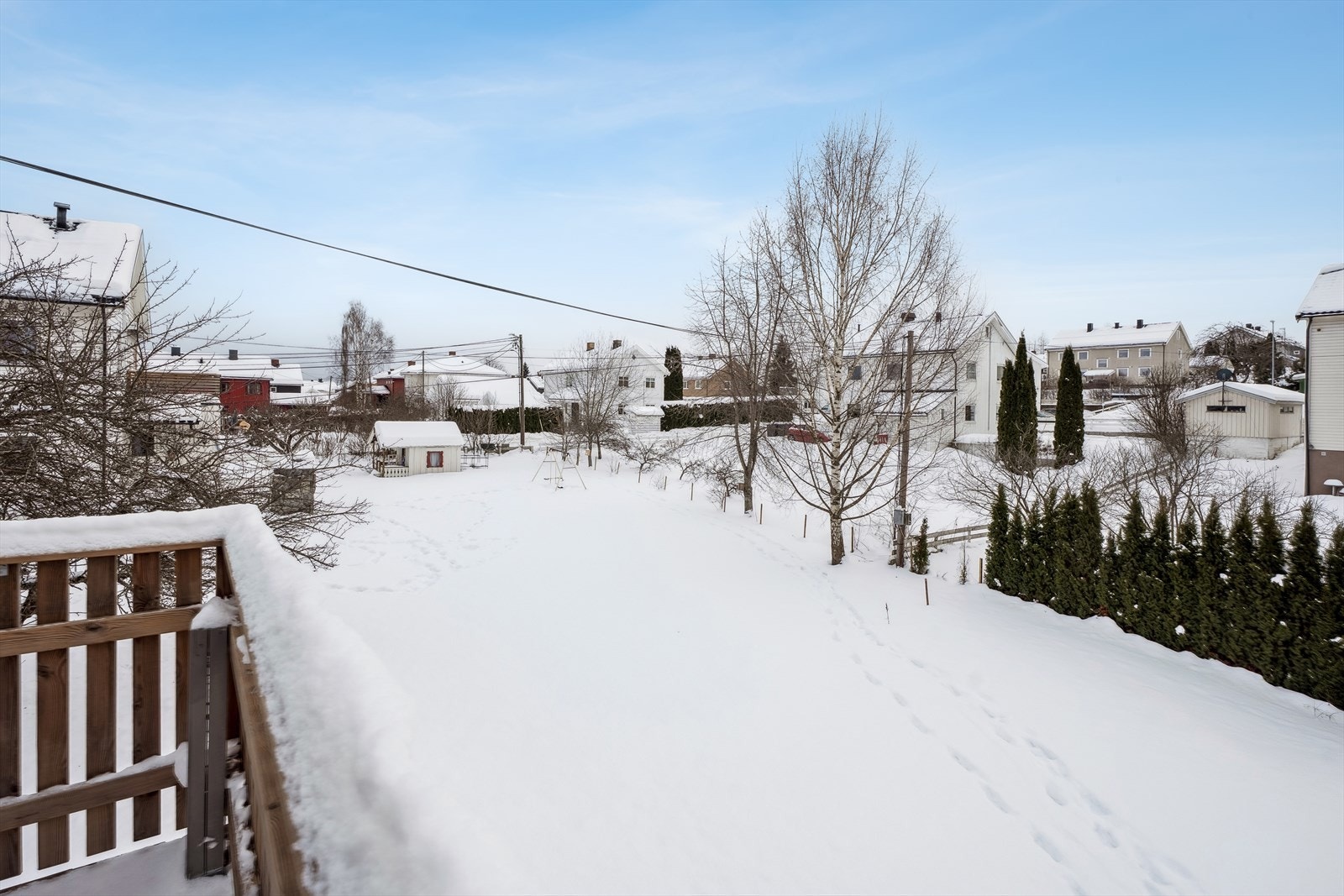 En solrik uteplass, med utsikt over den felles hagen og nærområdet. Fells platting i hagen som er fin å bruke for større besøk ved fint vær. Galleribilde
