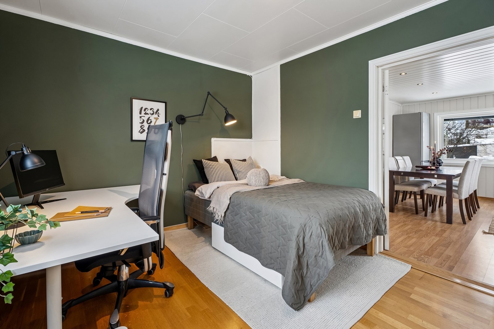 Det andre soverommet er romslig og kan fint innredes som hovedsoverom eller kontor. Galleribilde