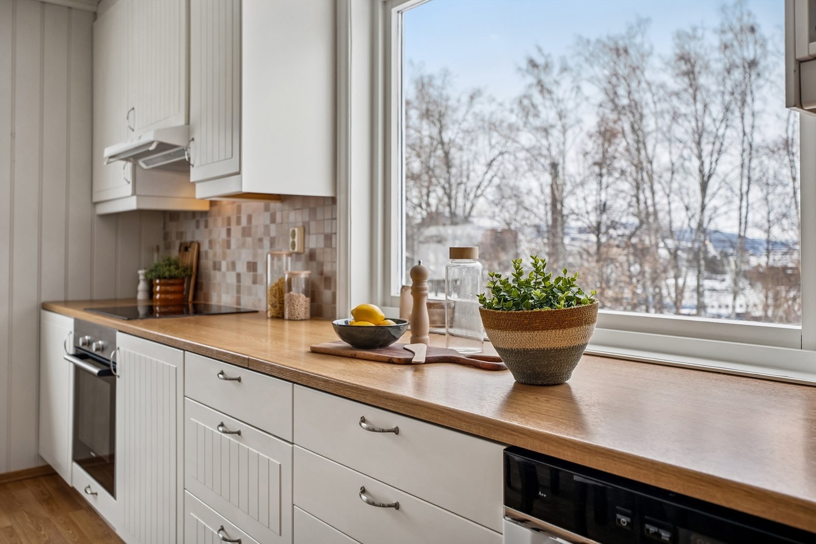 Benkeplaten i laminat gir rikelig med arbeidsflate, med belysning montert over. Galleribilde