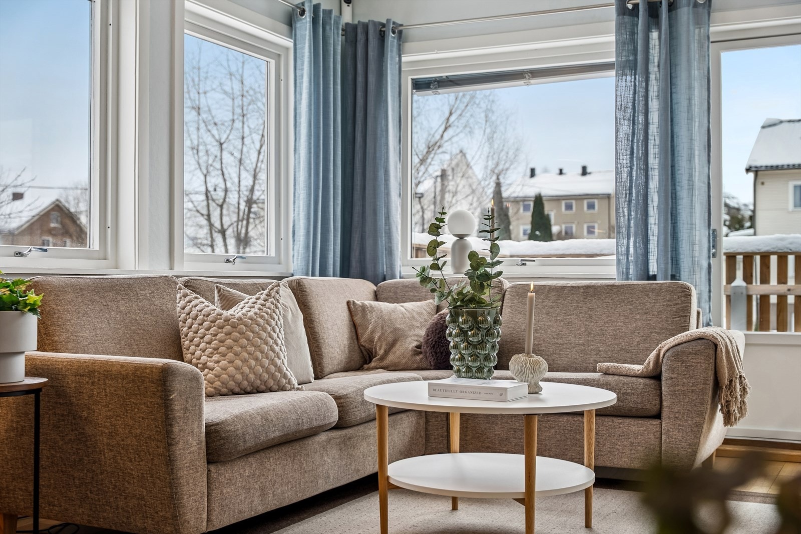 Vinduene i tre med 2-lags isolerglass slipper inn rikelig med dagslys i stuen. Galleribilde