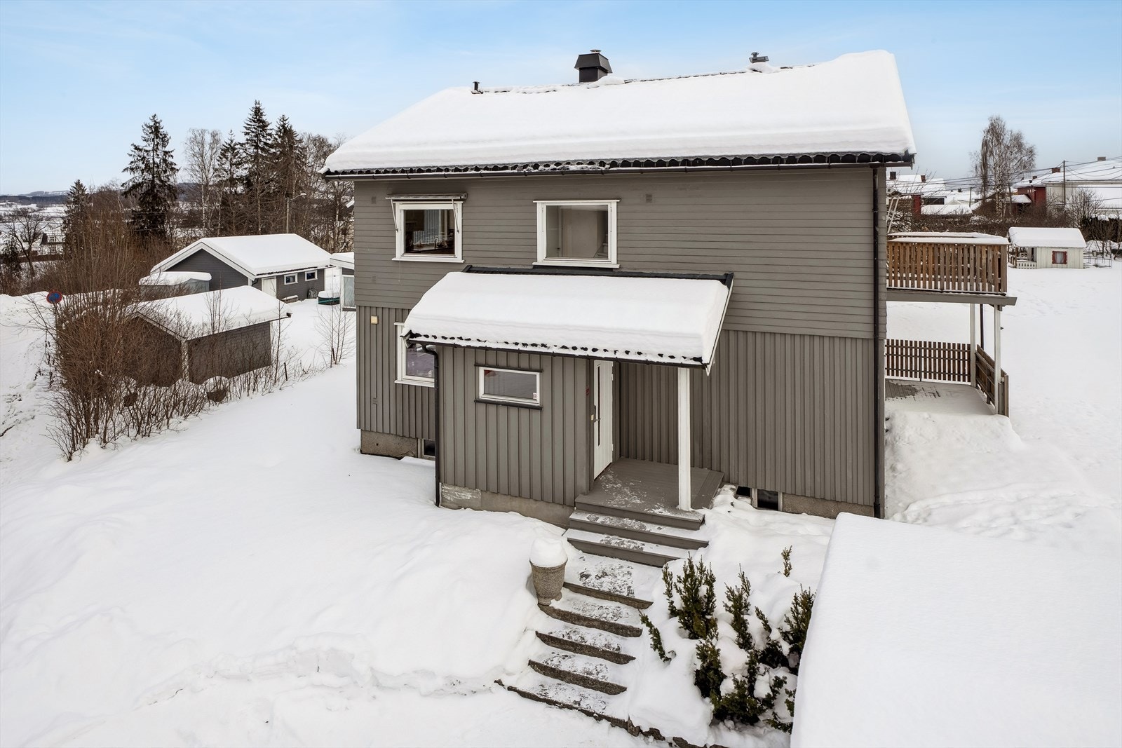 Leiligheten utgjør hele andre etasje i en horisontaldelt tomannsbolig i et veletablert og hyggelig område. Galleribilde