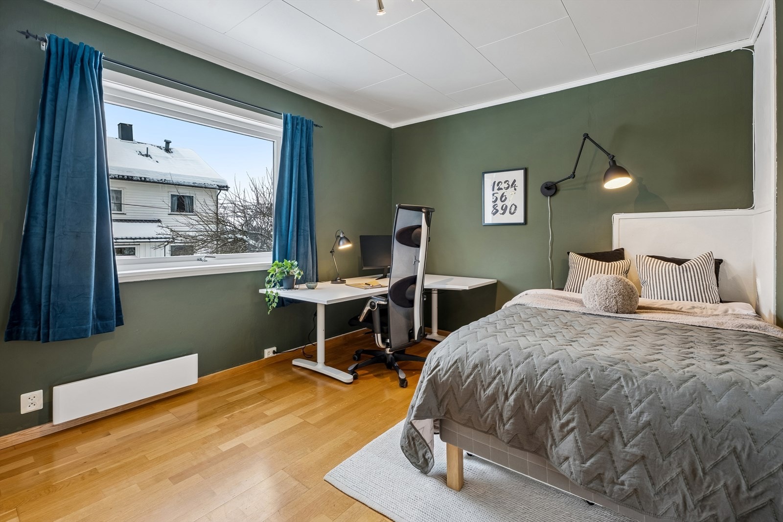 Dette rommet har parkett på gulvet og et stort vindu. Galleribilde