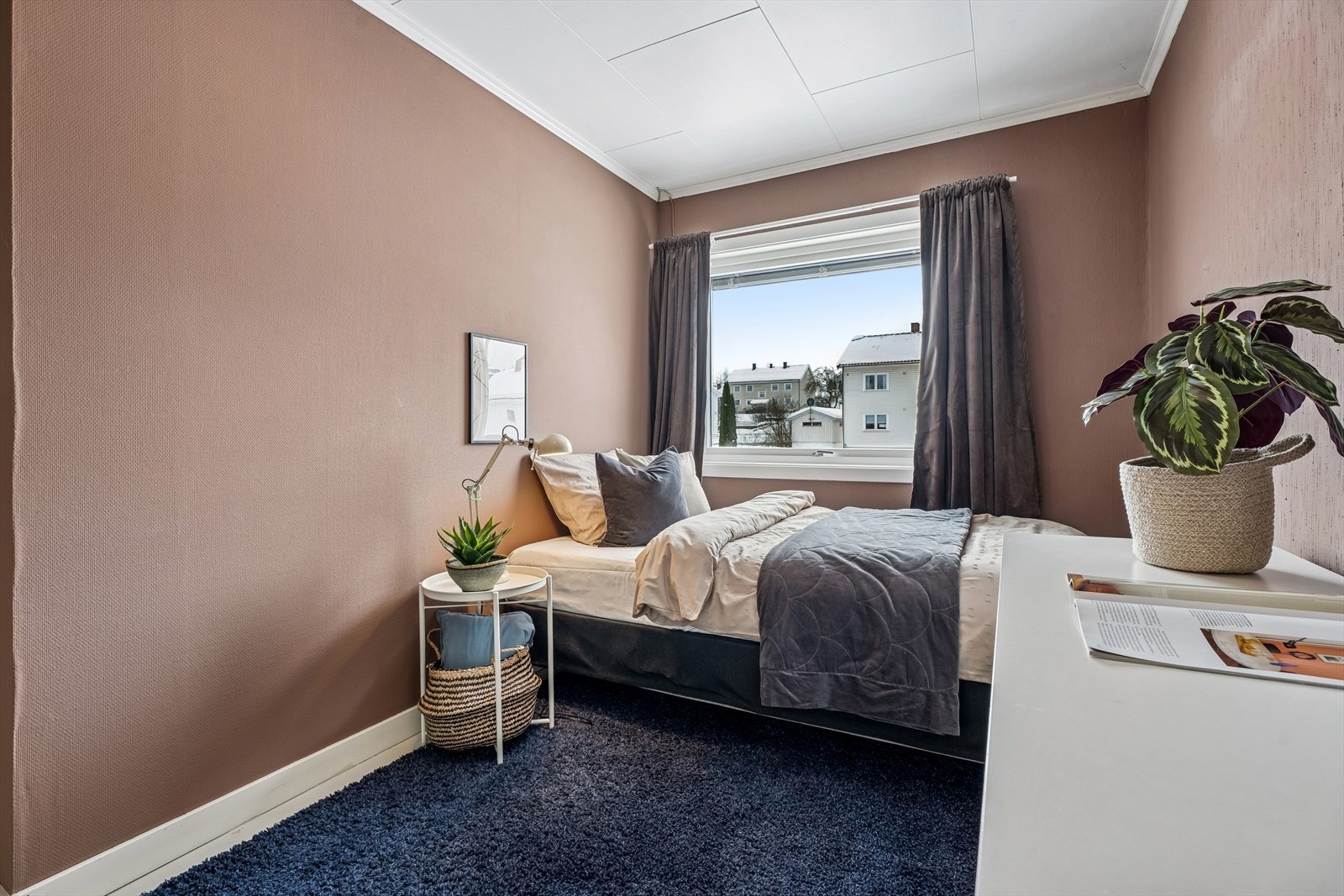 Det ene av leilighetens to soverom, med plass til seng og oppbevaringsmøbler. Galleribilde