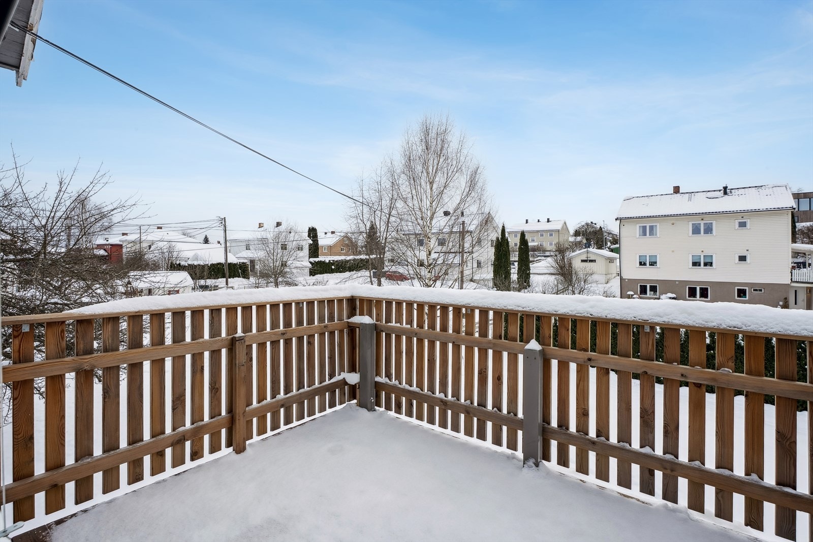 Terrassen har rekkverk og terrassegulv i treverk, som ble skiftet i 2021. Galleribilde