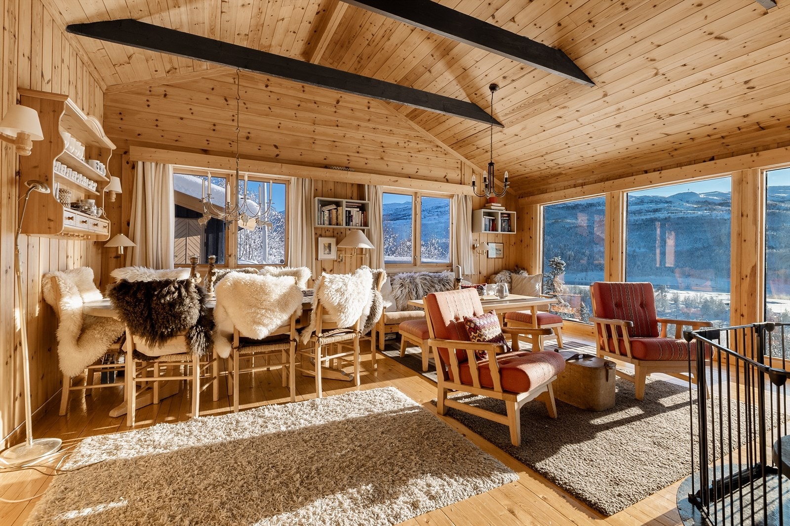 Eiendommen kan for øvrig skilte med gode solforhold og fin utsikt over nærområdet, bl.a. mot Bosnuten og Skarfoss. Galleribilde