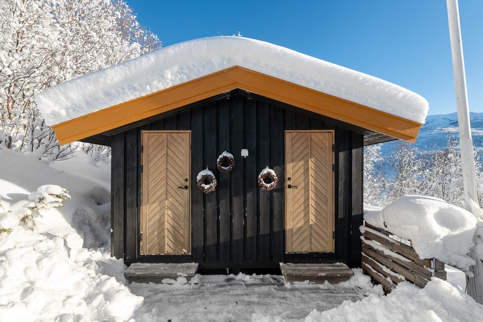 Sanitærbygget er oppført i 2007 og ligger inntil den nederste hytta. Galleribilde