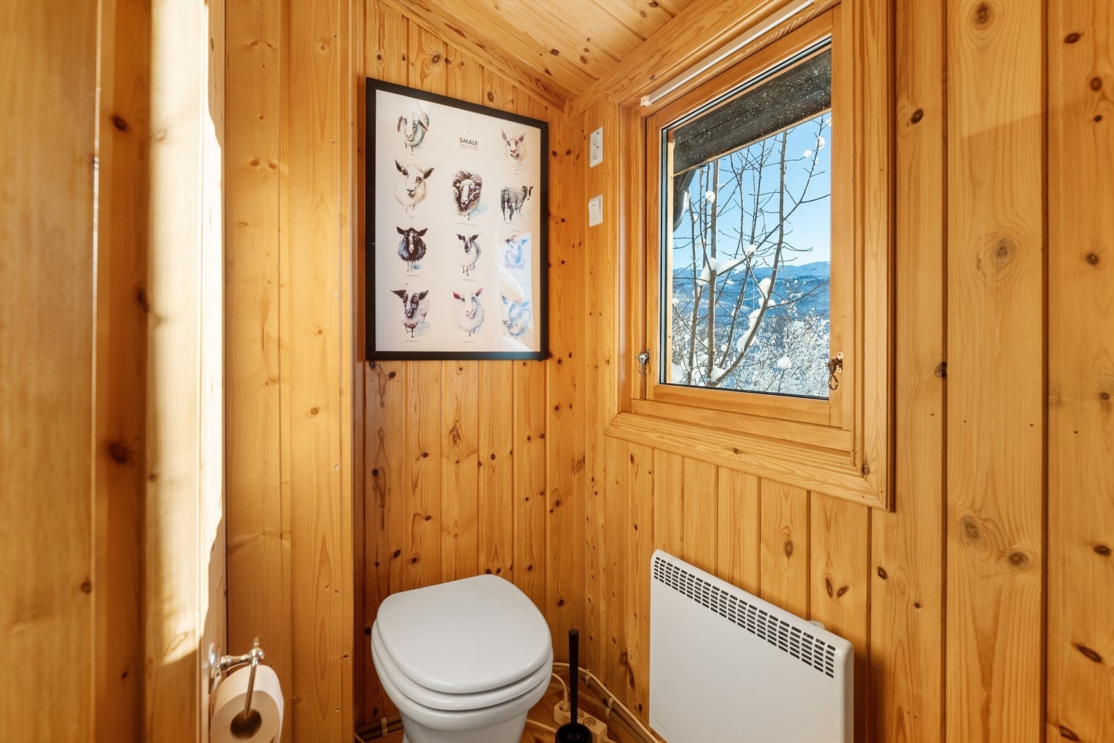 Toalettrommet har snurredass, som er et biologisk toalett. Systemet består av en toalettstol plassert over en kompostbeholder med fire roterende kamre. Galleribilde