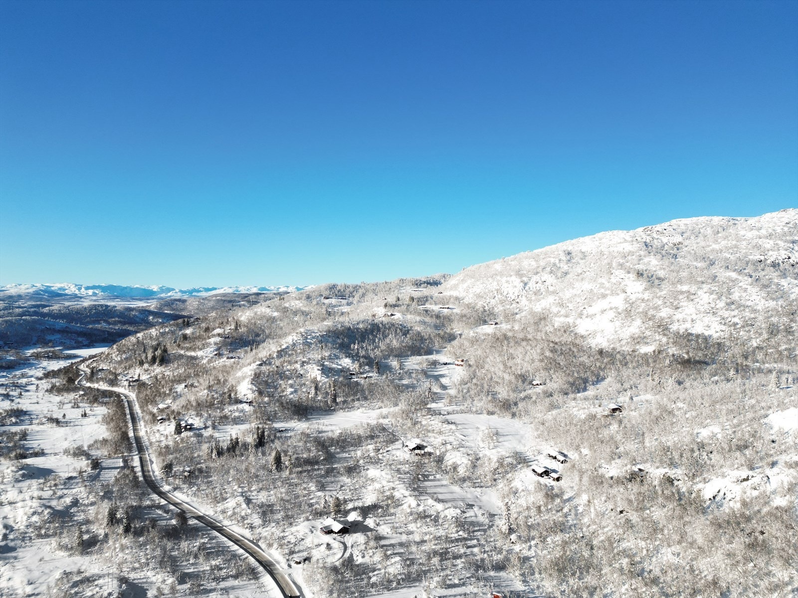 Nærområdet til hytta byr for øvrig på mange fine fiskevann og bekker, og det er flotte sankemuligheter for sopp, bær og multer. Galleribilde