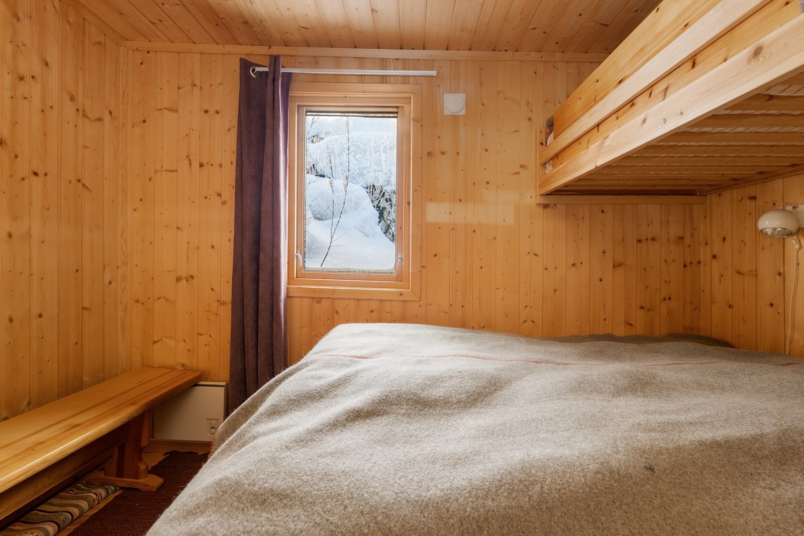 Hytta har to soverom med tilsammen fem sengeplasser. Galleribilde