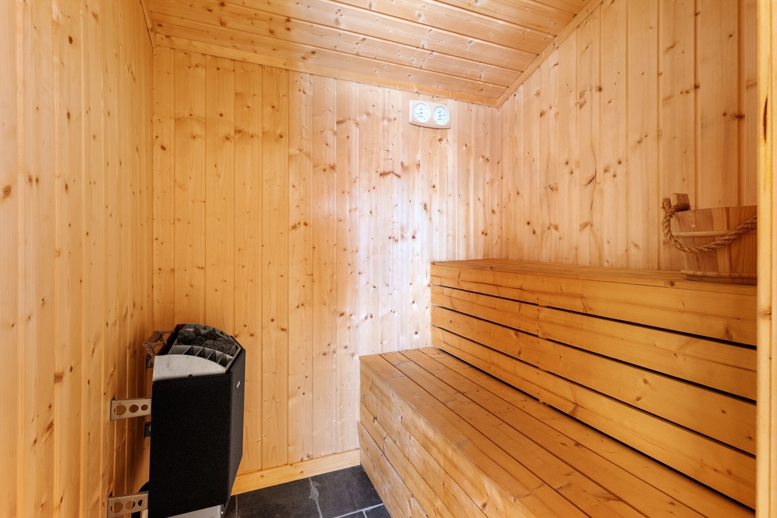 I sanitærbygget er det inntil badet en deilig badstue for ro og restitusjon etter dagens aktiviteter. Badstuen har flislagt gulv og sittebenker i to høyder, samt en badstueovn. Galleribilde