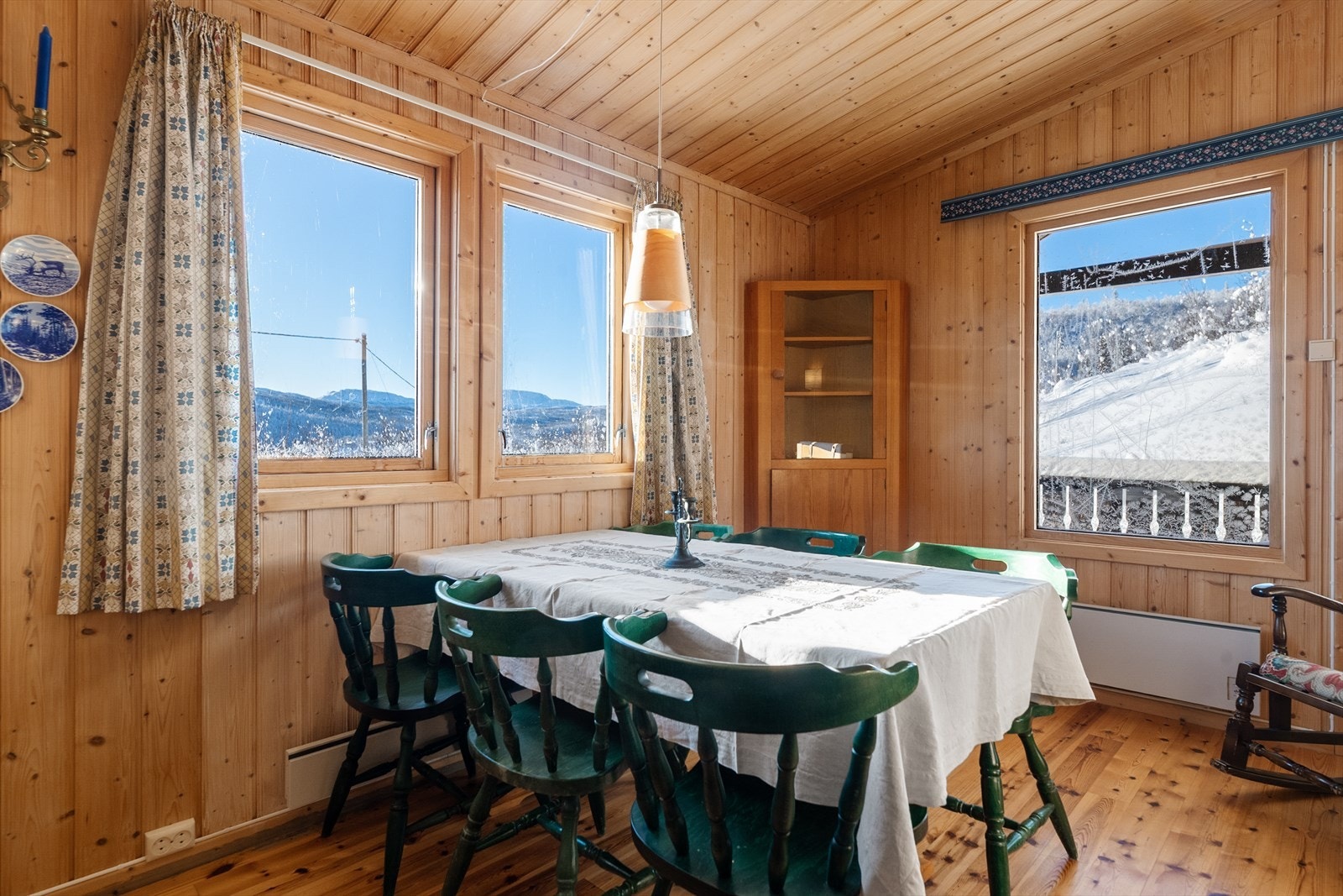 Det er god plass til sofagruppe og spisestue, og det er utgang til en solrik overbygget veranda som ligger mot sydvest. Galleribilde