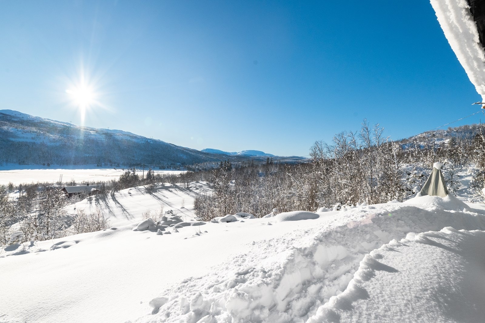 Eiendommen har ikke opparbeidet vei. Gangsti til parkeringsplasser ca. 200 meters gange fra hytta. Galleribilde
