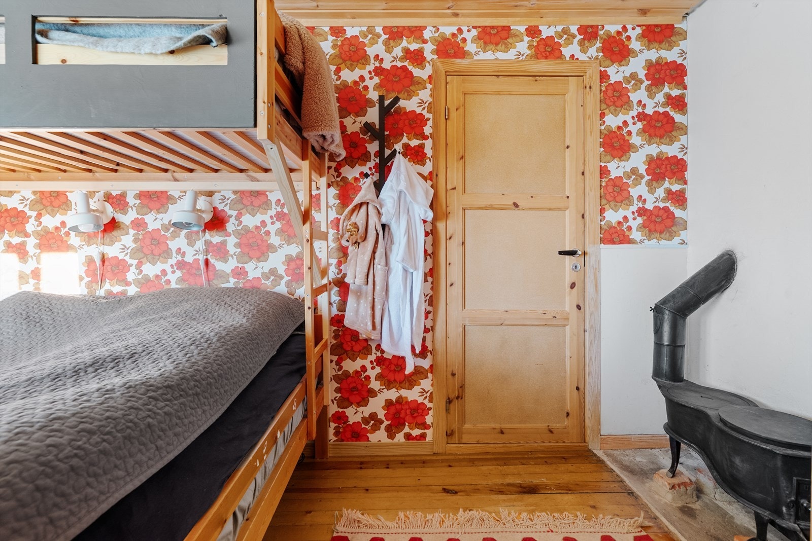 Det ene soverommet er innredet med dobbeltseng og overkøye, og her er det også en eldre vedovn. Galleribilde