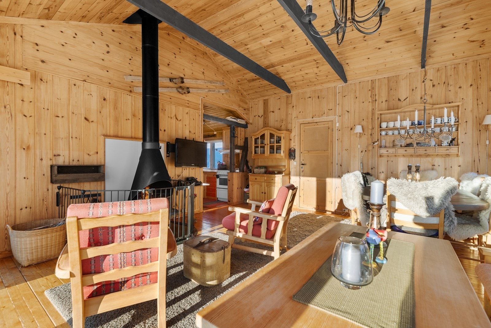 Sentralt i stua er det installert en stilfull vedovn som er med på å skape en god atmosfære i rommet. Galleribilde