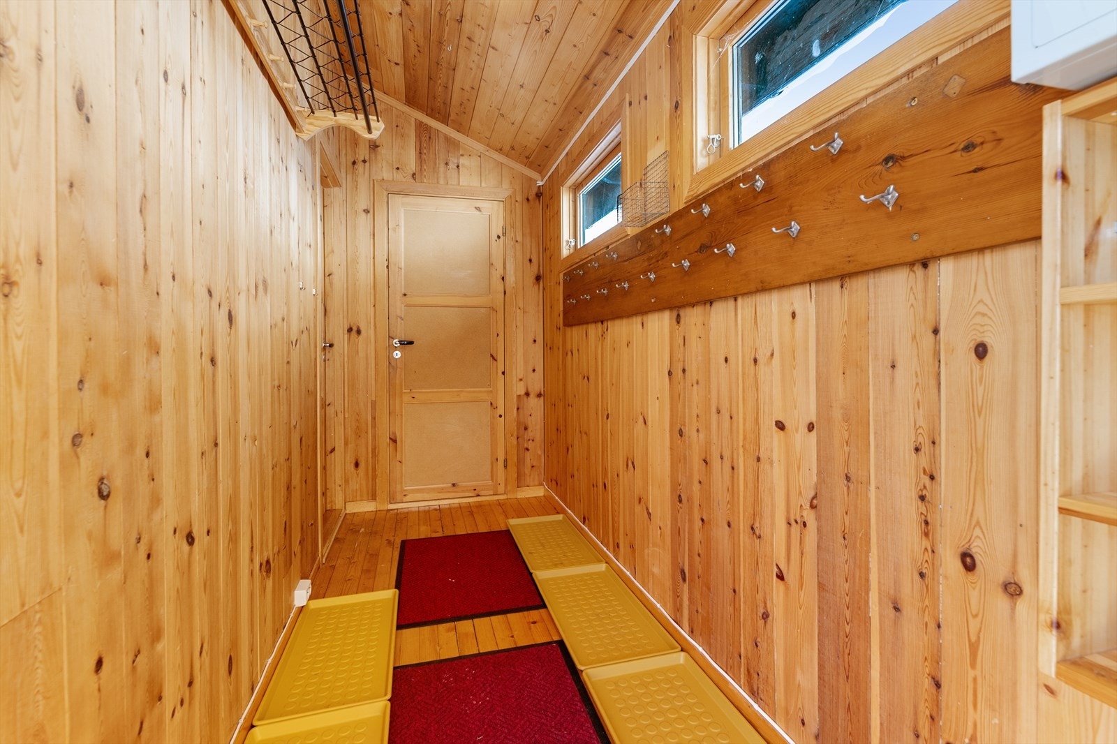 Hytta har et romslig gangareal hvor det er tilrettelagt for og god plass til ytterklær og skotøy. Galleribilde