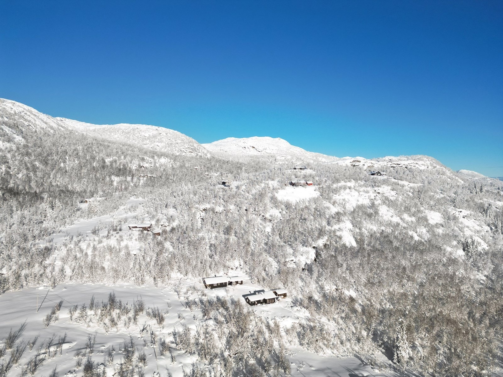 I umiddelbar nærhet fra hytta er det store fine friluftsarealer med gode aktivitetsmuligheter sommer som vinter. Området kan by på turterreng i naturskjønne omgivelser og preparerte skiløyper. Galleribilde