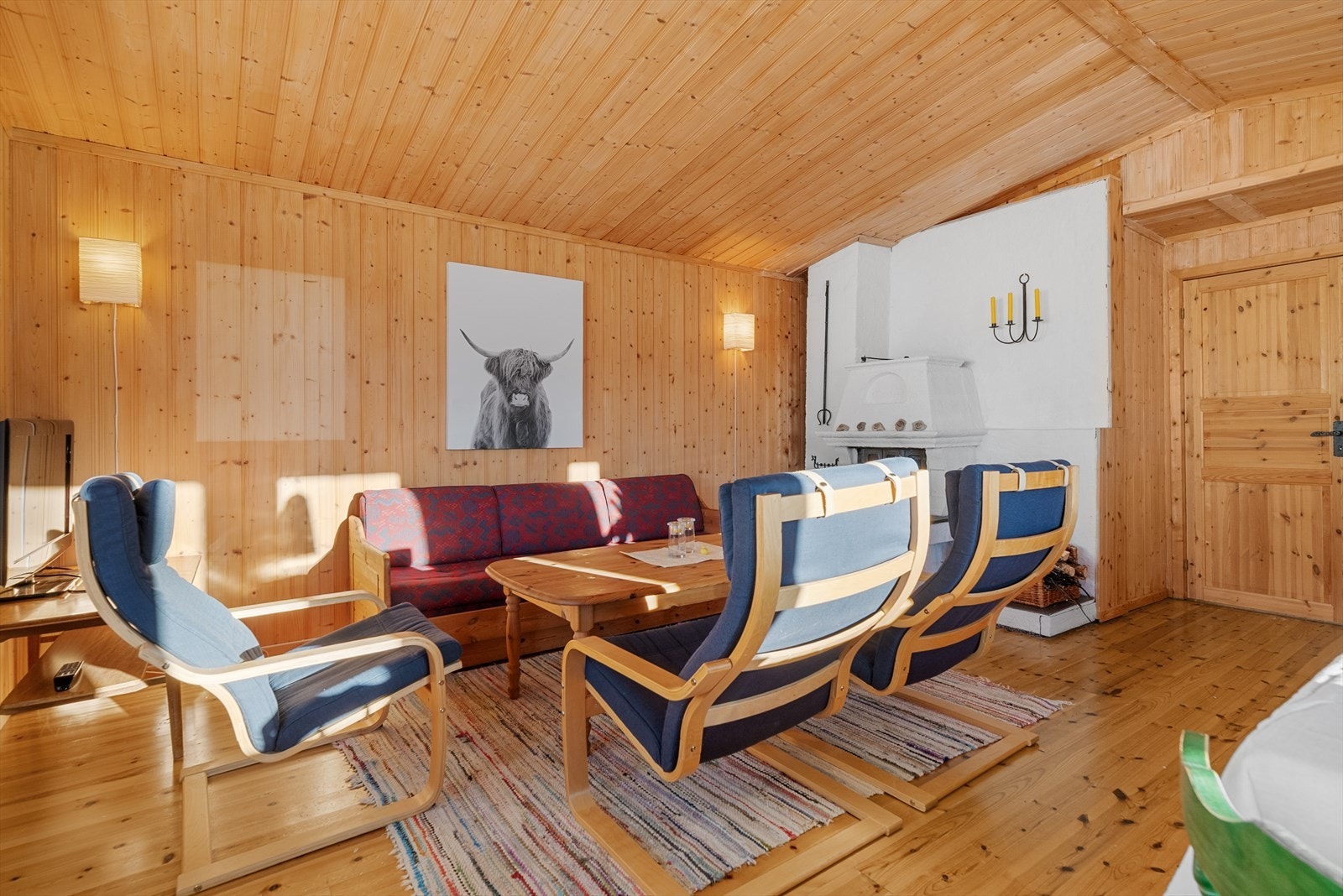 Stua har en koselig peis med peisinnsats og oppbevaringsplass til ved. Bygningssakkyndig opplyser at det er merknader fra feiervesenet angående pipen. Innsats i peis er løs og utbedring bør foretas. Galleribilde