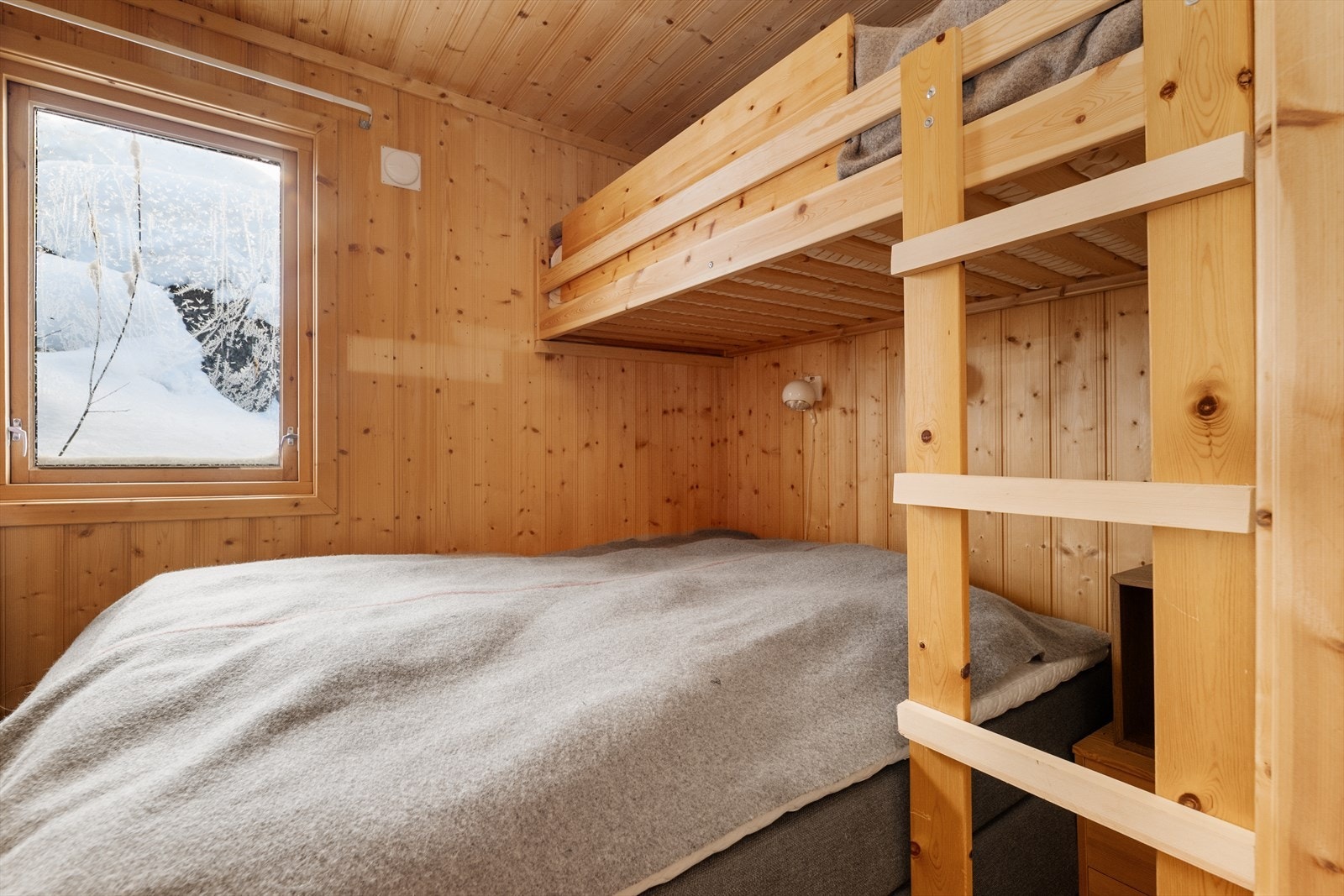 Et av soverommene har dobbeltseng og overkøye. Galleribilde