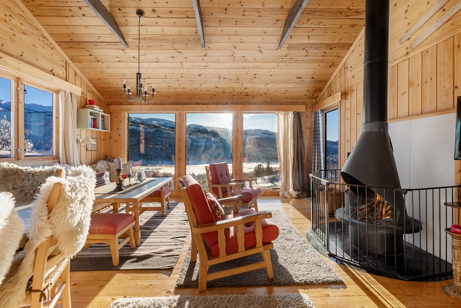 Den gode takhøyden sammen med de store vindusflatene gir stua en god og romslig følelse, samtidig som det åpner opp for den fantastiske utsikten mot Møsvann og omegn. Verandadør med adkomst ut. Galleribilde