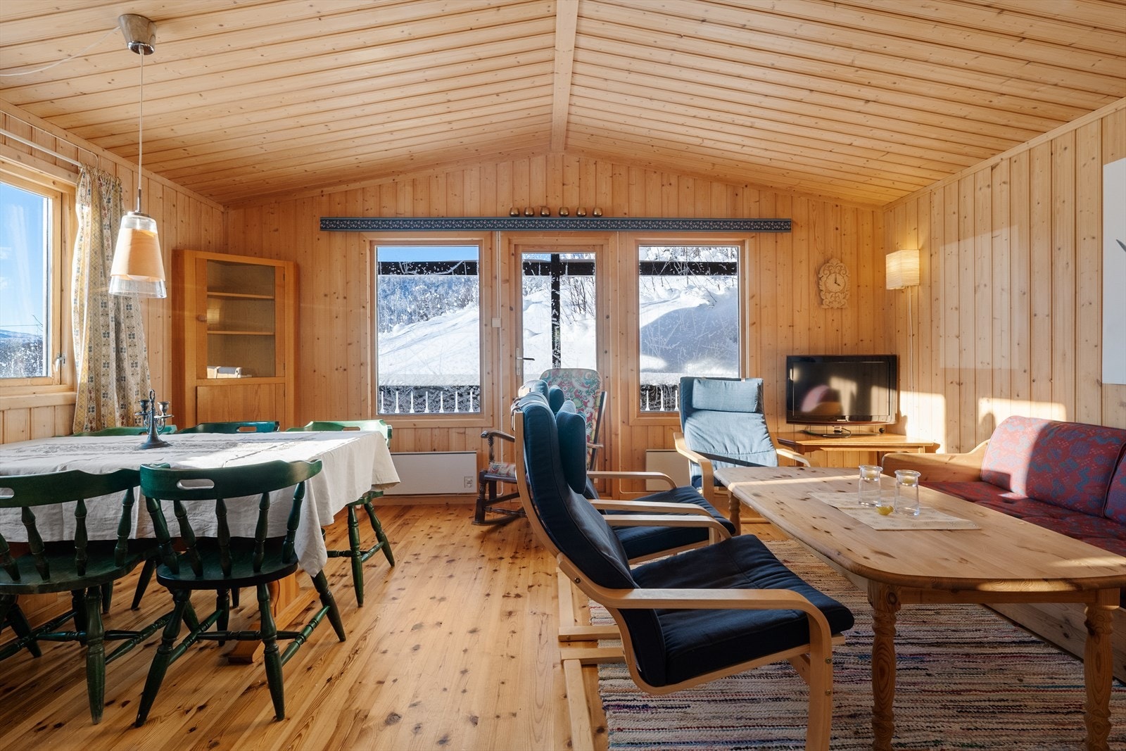 Hytta har stue og kjøkken i åpen løsning, og også her er det nydelig utsikt til naturskjønne omgivelser. Galleribilde