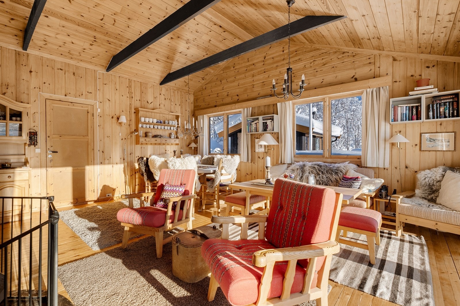 Den koselige stua har god plass til møblering. Galleribilde