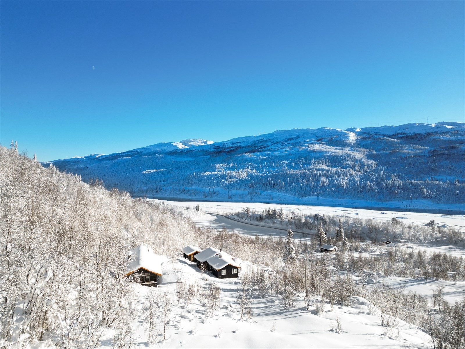 Eiendommen har en fin beliggenhet på Frøystul, ca. 950 moh. i fint fjellterreng. Galleribilde