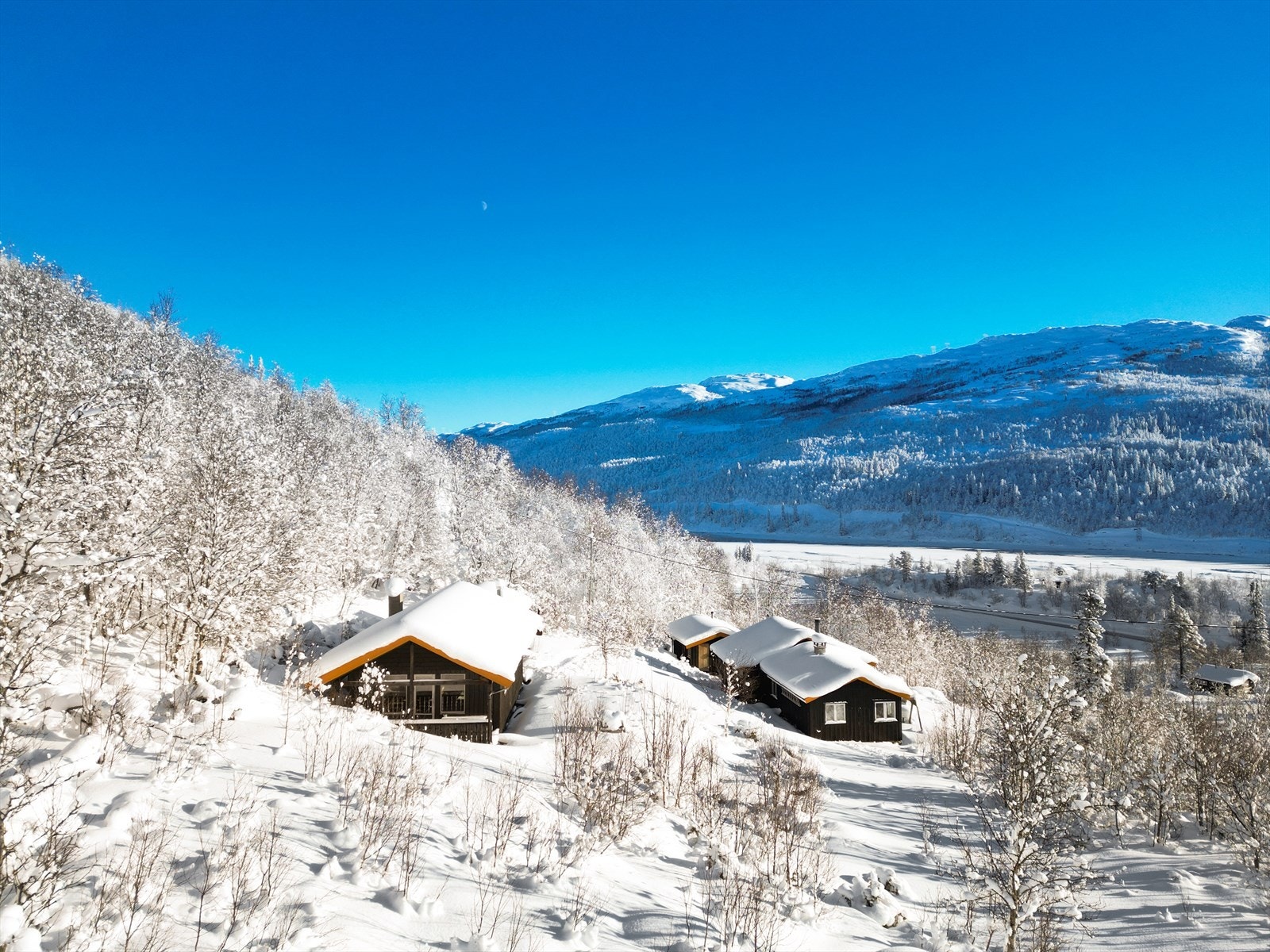 Her kan roen, gode solforhold og en magisk utsikt nytes fra hytteveggen, eller du kan bevege deg ut i naturen og utforske alle mulighetene og attraksjonene området byr på - hele året! Galleribilde