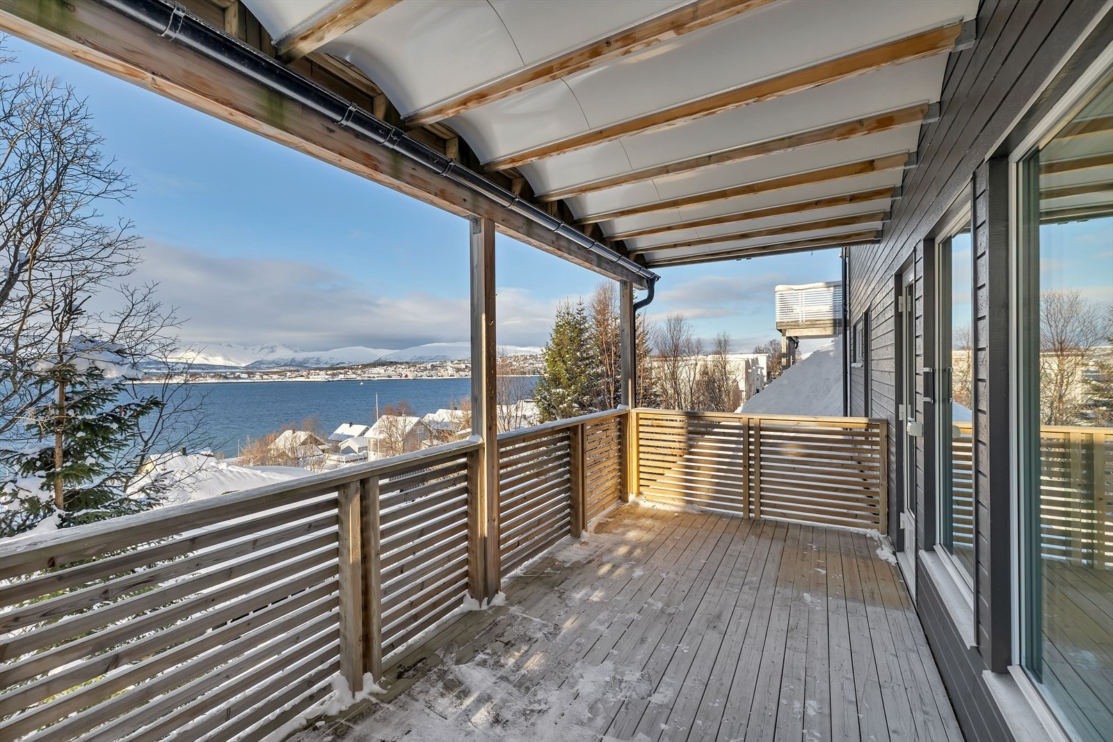 Romslig balkong med tak over som reduserer snømengde og drypp. Fantastisk utsikt! Galleribilde