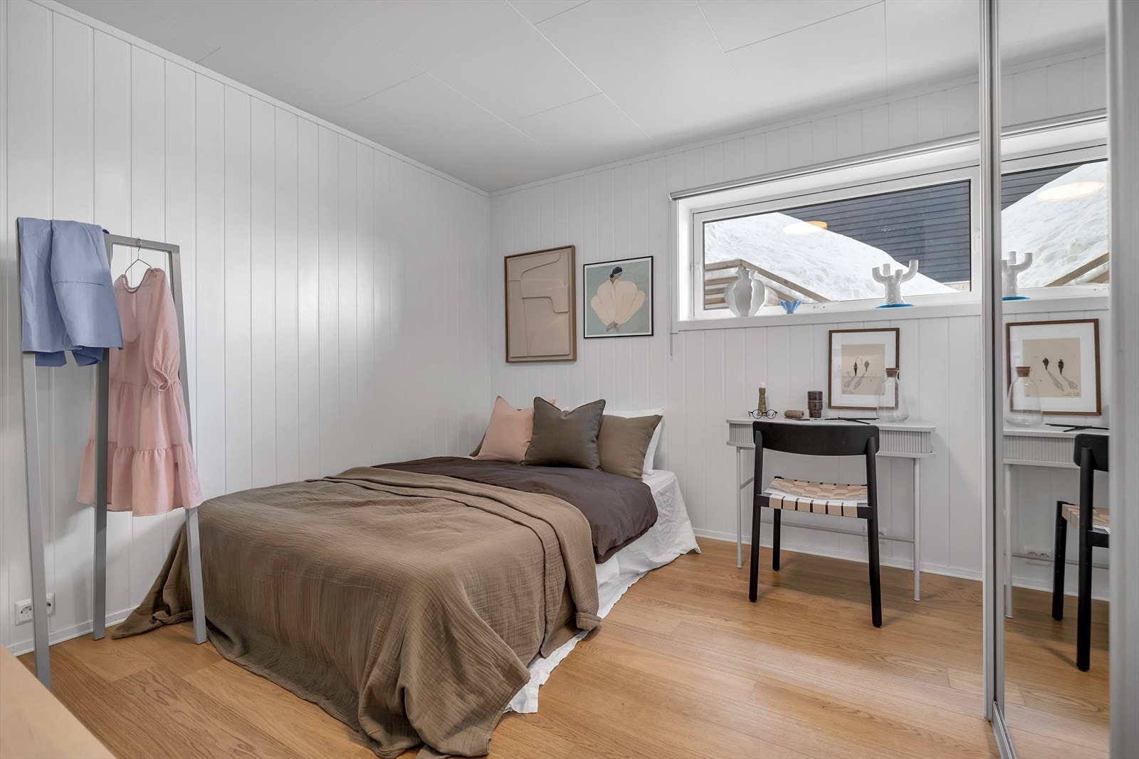 Romslig hovedsoverom med skyvedørsgarderobe. Galleribilde