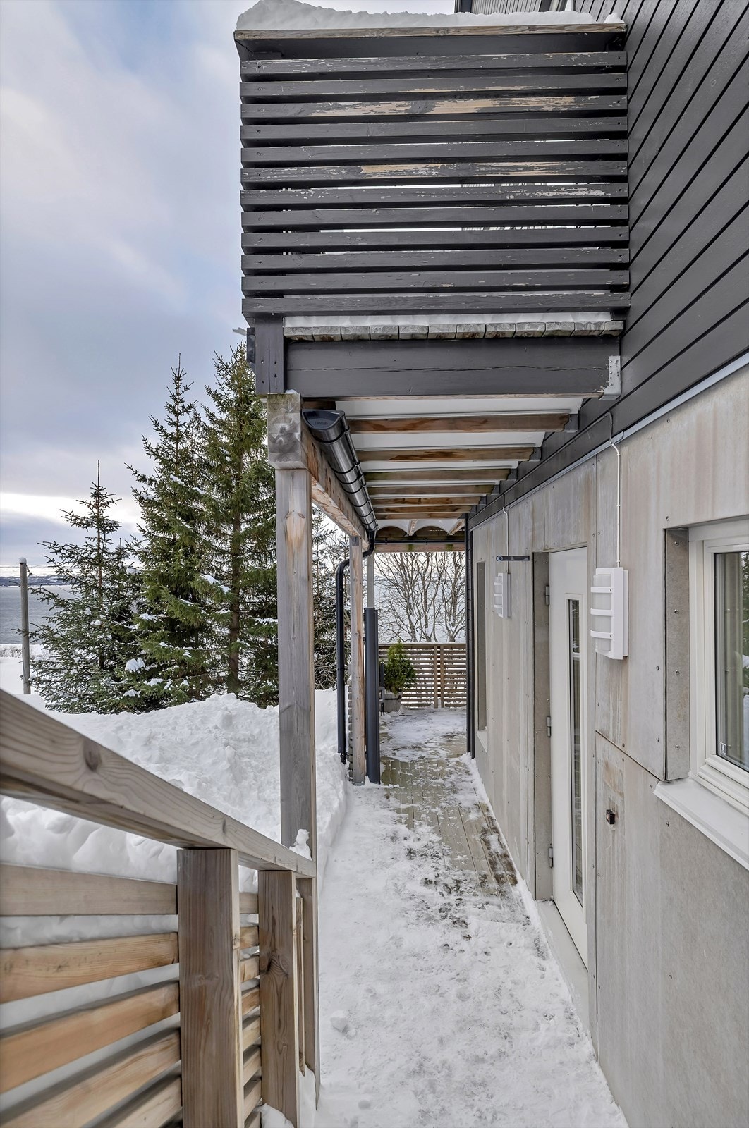 Adkomst via en slakk trapp. Galleribilde