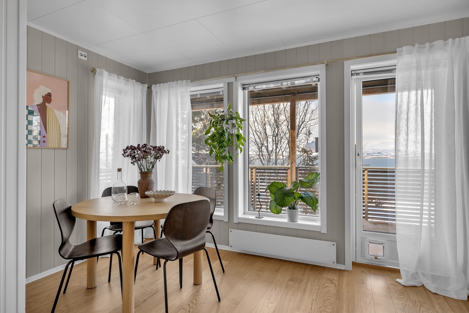 Store vindusflater mot vest og sør slipper inn mye naturlig lys. Galleribilde