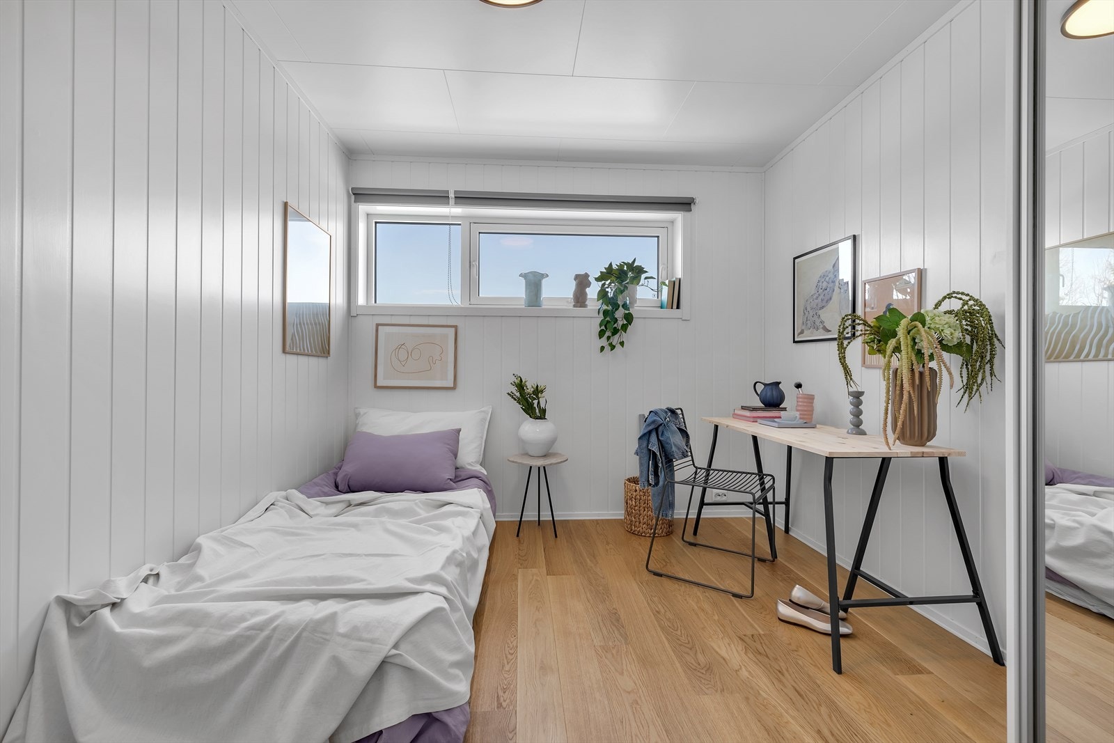 Soverom nummer 2 med skyvedørsgarderobe. Galleribilde