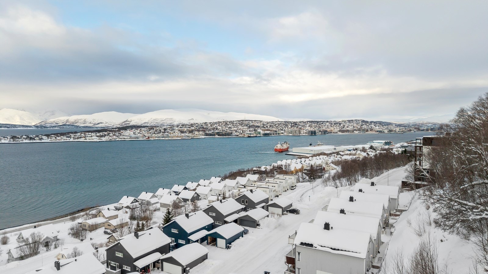 Halvpart av dobbelgarasje medfølger. Galleribilde
