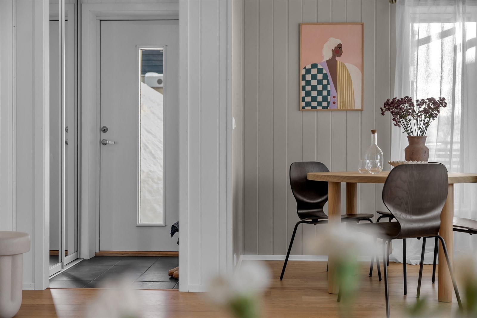 Entre med garderobe og flislagt gulv. Galleribilde